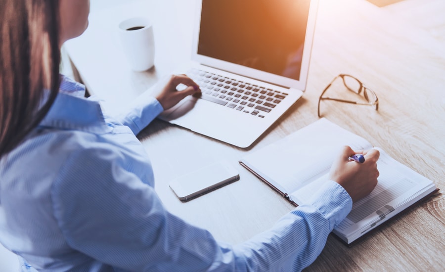 Mujer consulta en su laptop la ley de facturación electrónica en Colombia