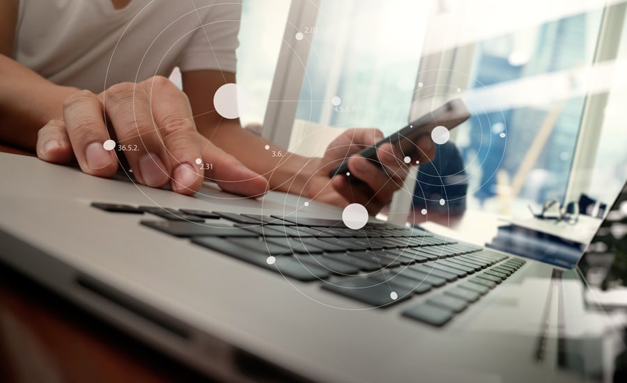 Mujer en su laptop revisando los tipos de eventos que debe registrar